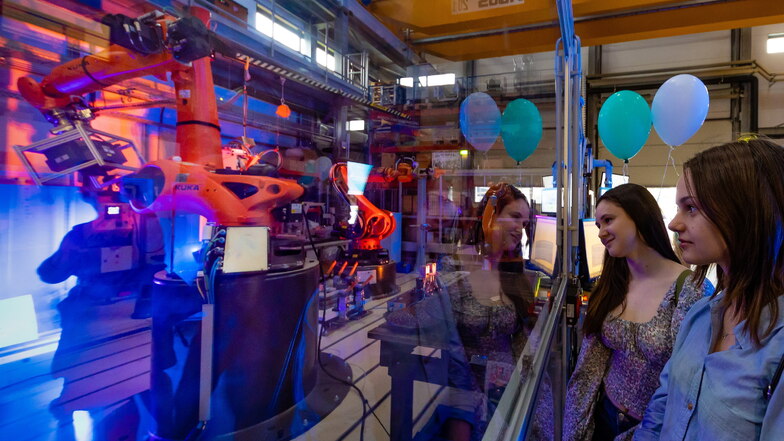 Wie arbeitet der Roboter? Xana Demianchuk und Daria Venedyktova schauten es sich am Fraunhofer-Institut für Werkzeugmaschinen und Umformtechnik IWU an.