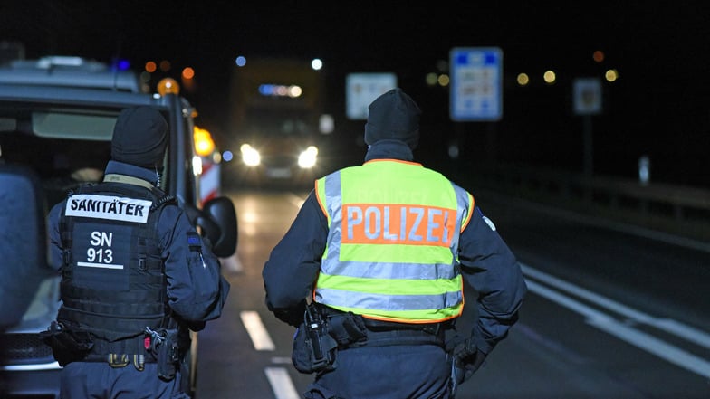 Bei Kontrollen an der polnischen Grenze haben 200 Kräfte der Landespolizei etwa 1.000 Personen und 500 Fahrzeuge kontrolliert. Dabei haben sie einiges gefunden.