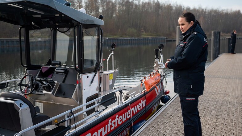 Anja Weigel. Leiterin der Feuerwehr Görlitz, mit dem neuen Rettungsboot. Mit dem wird jetzt geübt.