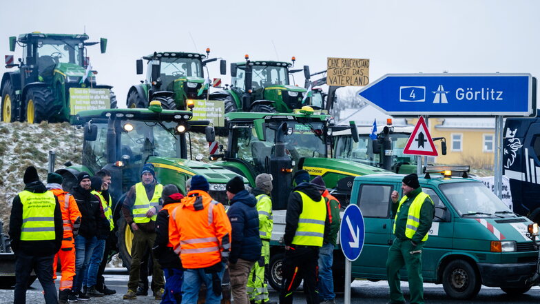 Die Bauernproteste - hier ein Foto von einer Aktion Mitte Januar 2024 an der Autobahnauffahrt Uhyst - gehen weiter. Für Donnerstagabend sind an vier Stellen im Landkreis Bautzen Demos angemeldet.