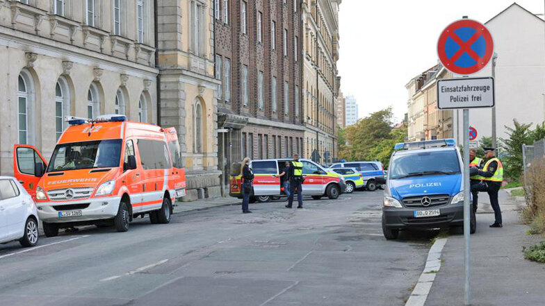 Direkt neben der Polizeidirektion Leipzig auf der Dimitroffstraße wurde die Bombe gefunden.