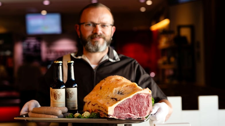 Die dicken Stücke Rindfleisch lagern besonders lange und werden als Steak zur Delikatesse - am besten mit einem Fleischerbier, wie es der Neukircher Filialleiter Sandro John hier zeigt.