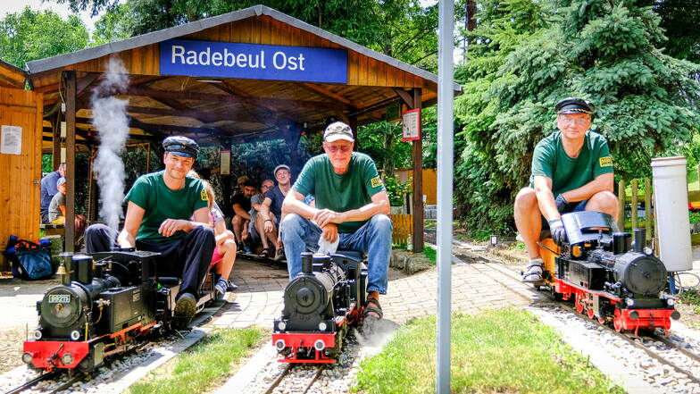 Drei vom Minibahnclub in Radebeul (von links), die am Sonntag vielen Freude bereiteten: Stephan Aulhorn, Steffen Specht und Uwe Kaufmann.