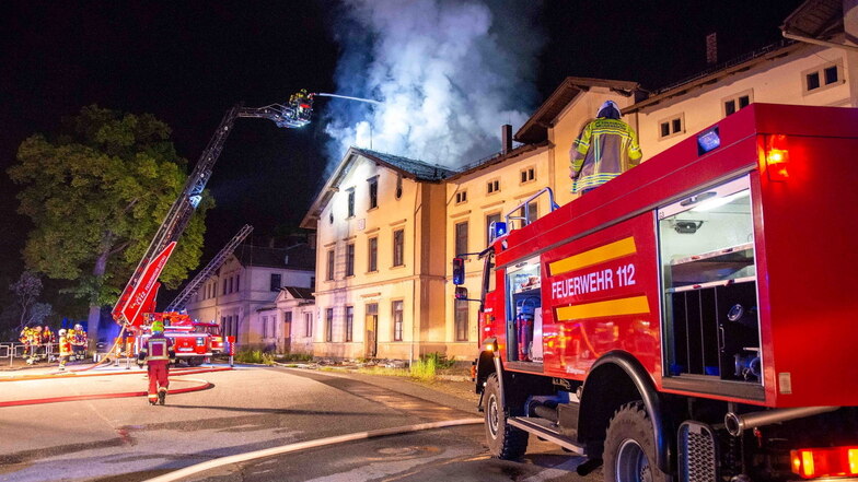 Die Nacht des 31. Mai 2023: Das Bahnhofsgebäude in Seifhennersdorf brennt.
