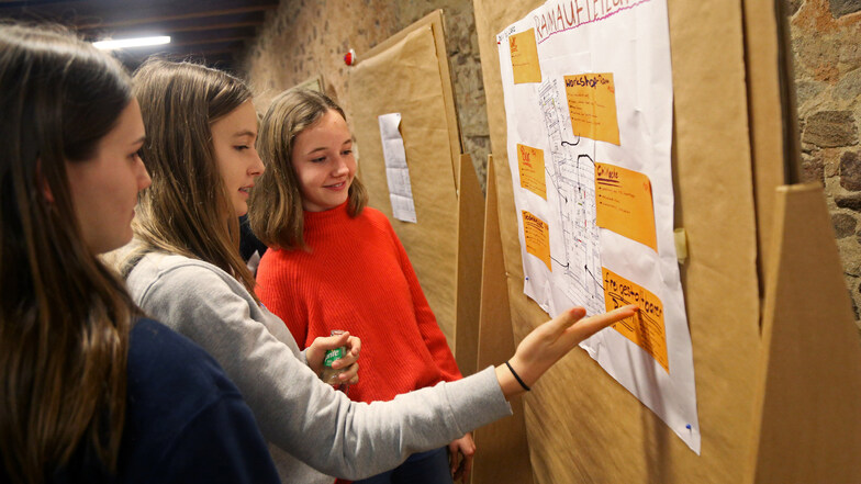 Shania, Clara und Maya zeigen einen Entwurf für die Raumaufteilung im künftigen Jugendladen. Der soll in der ehemaligen Rumpelkammer am Alexander-Puschkinplatz entstehen.