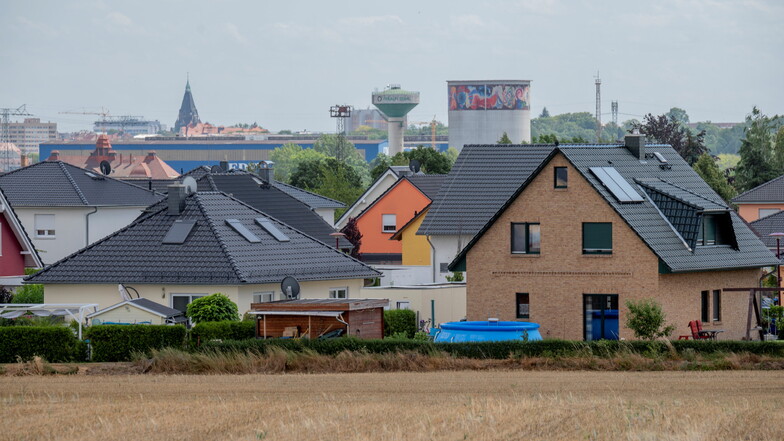 Der Wohnungsbau an den Stadträndern und auf dem Dorf gewinnt auch im Landkreis Meißen an Fahrt. Hier das beliebte Riesaer Wohngebiet Am Kalkberg.