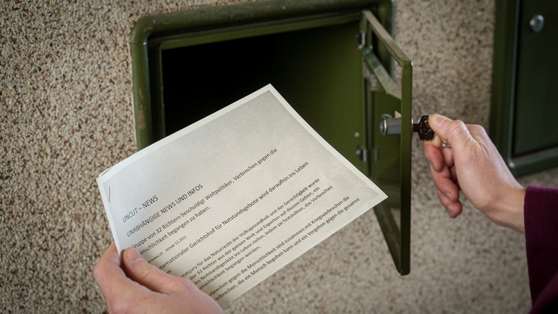 Post mit Verschwörungs-Inhalten fanden Leute vor Kurzem im Kreis Bautzen im Briefkasten. Betroffene können auf verschiedenen Wegen dagegen vorgehen.