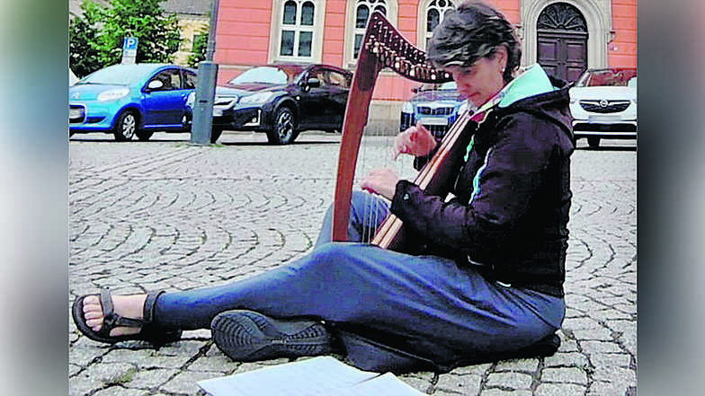 Gerdie Broeksma aus den Niederlanden ist mit ihrer extra für die Pilgerreise besorgten kleinen Harfe auf dem Pilgerweg von Görlitz nach Vacha unterwegs. In Kamenz spielte sie unter anderem auf dem Markt.