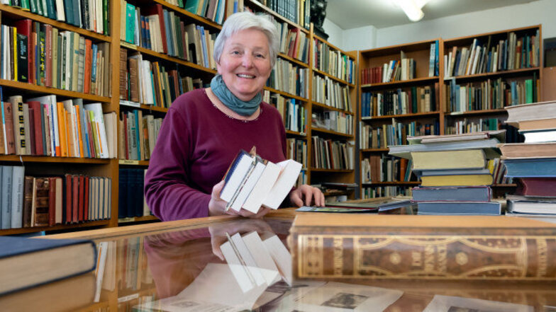 Reingard Kretschmar-Dietrich freut sich, dass sie ihre Buchhandlung an der Bautzener Steinstraße ab Montag wieder öffnen kann.