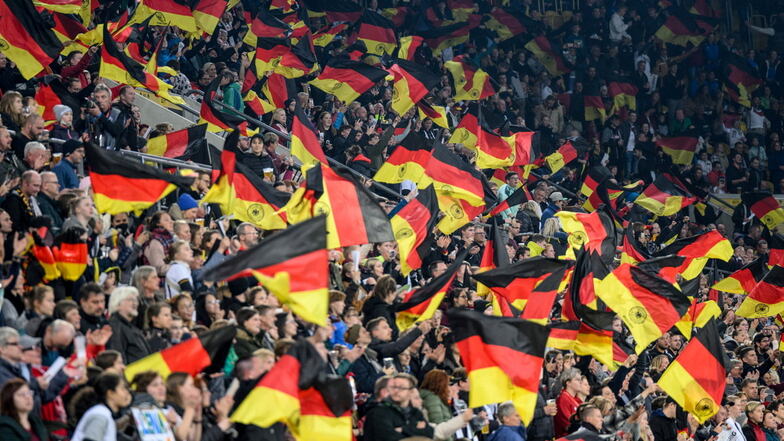 Eine Laudatio der deutschen Fußballerinnen auf Dresden