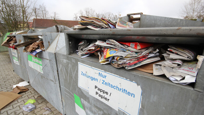Selbst in die Zeitungs-Container am Laubuscher Sportplatz passte kein Blatt Papier mehr.