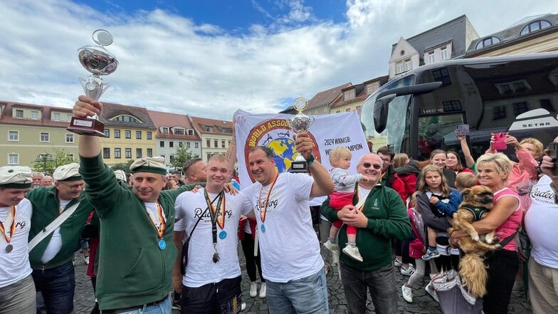 Radeberg feiert seine Helden: Rauschender Empfang für Weltmeister-Spielmannszug