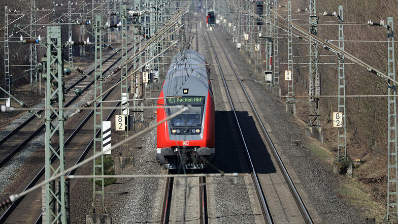 In der S-Bahn von Heidenau nach Dresden wurde ein 36-Jähriger zweimal ohne Fahrschein erwischt. In beiden Fällen eskalierte die Situation.