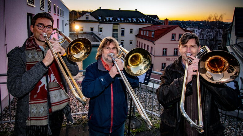 Die Posaunisten Stefan Zieger (von links), Joachim Gelsdorf und Peter Bruckner haben am Montag auf dem Balkon des Theaters gespielt.