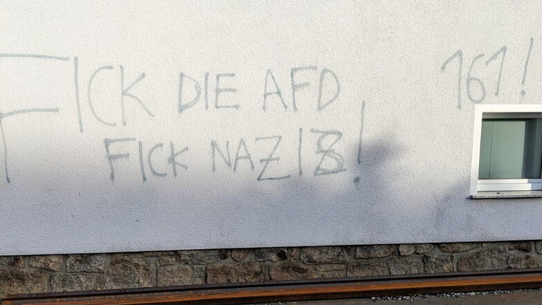 Die inzwischen entfernte Schmiererei an der Hausfassade in Ebersbach. Der Zahlencode 161 steht, bezugnehmend auf das Alphabet, für die Anti-Faschistische Aktion.