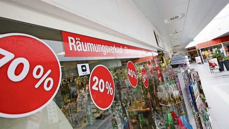 Im Geschenkeladen von Bettina Müller im EKZ in Radeberg purzeln die Preise. Das Geschäft schließt am 30. Juni. Die Mehrzahl der Geschäfte will jedoch bis zum neuen Umbautermin Anfang 2020 öffnen.