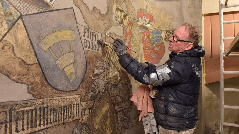 Oliver Ander restauriert die Wappenmalerei am Stammbaum der Adelsfamilie Zeutzsch.