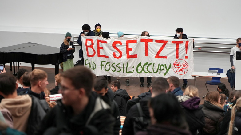 Im Audimax der Leipziger Uni findet seit Montag ein Klimaprotest statt: Demonstranten wollen mehrere Tage dort bleiben. Ihnen geht der Klimaschutz nicht schnell genug. Sie fordern unter anderem, dass die Uni bis 2030 klimaneutral werden soll.