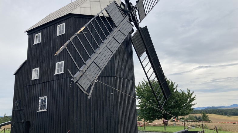 Am Sonnabend brach ein Flügel der Bockwindmühle in Kottmarsdorf ab.