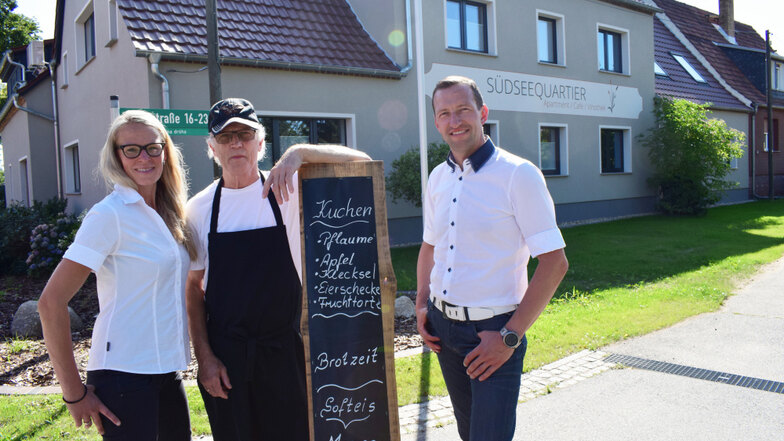 Annett Krahl, ihr Vater Erwin Kleinmann und Ehemann Enrico Krahl haben mit weiterer Unterstützung ihrer Familie den Umbau des Bauernhofes in Bluno zum Südseequartier gestemmt. Jetzt führt Annett Krahl die Geschicke in Vollzeit.
