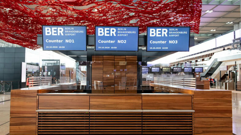 Check-in-Schalter im Terminal 1 des neuen Flughafens Berlin Brandenburg Willy Brandt (BER).