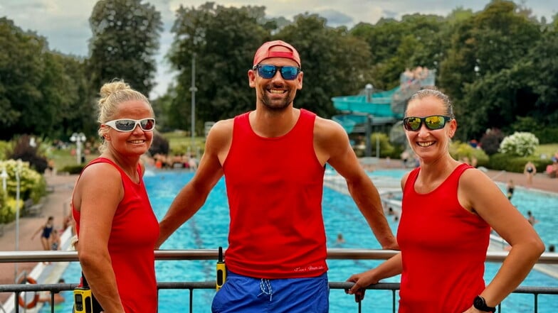 Yvonne Liebmann, Stadtbadleiter Toni Bunzel und Mandy Ratzka sorgen zusammen mit allen anderen Teamkollegen für einen möglichst reibungslosen Schwimmbadbetrieb.