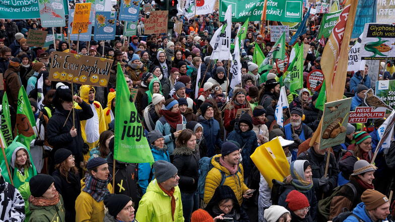Teilnehmer protestieren mit Transparenten und Schildern gegen die Agrarpolitik bei einer Demonstration des Bündnisses "Wir haben es satt" vor dem Willy-Brand-Haus in Berlin. Die Demonstration fand unter dem Motto "Gutes Essen braucht Zukunft!" statt.