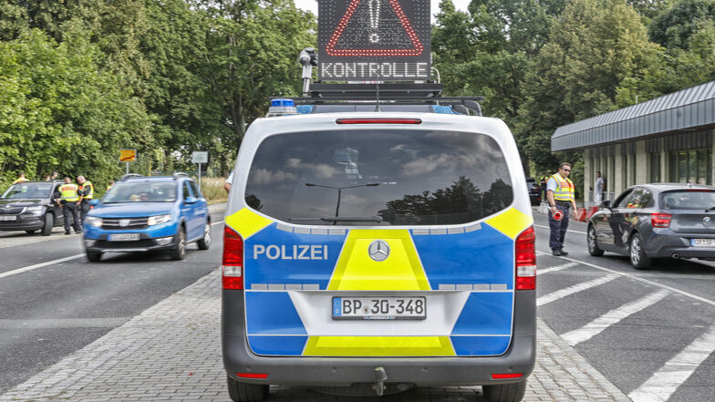 Eine Polizeikontrolle am Grenzübergang in der Friedensstraße in Zittau, als es noch keine Maskenpflicht gab. Jetzt ist das anders.