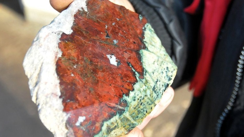420 Millionen Jahre ist dieses Stück Roteisenerz alt, am oberen Rand ist Marmor, unten Aluminiumsilikat Zoisit.