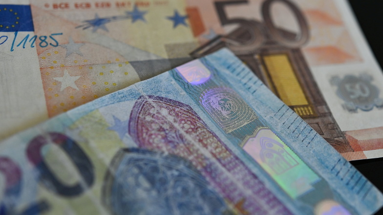 Die Bundesbank präsentiert gefälschte 20-Euro- und 50-Euro-Geldscheine: Die Falschgeldzahlen in Deutschland sind im ersten Halbjahr 2022 auf den niedrigsten Stand seit rund neun Jahren gesunken.