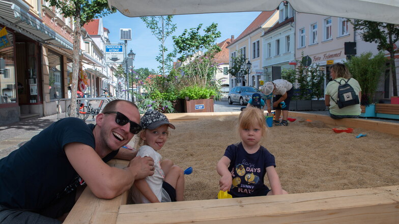 Julian Bertels mit Tochter Lea und Emma Schober im Grünen Sommerflair in der Großenhainer Innenstadt.