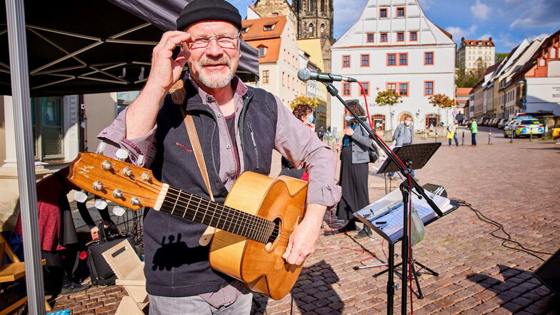 Der Pirnaer Markt als Bühne: Peter Lippert wird seine Reihe der "anständigen Lieder mit Abstand" auch 2022 organisieren.