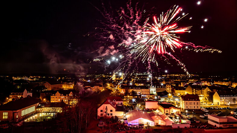 Zum Abschluss des Winterdorfes gab es in Döbeln schon am Samstag ein vorzeitiges Silvesterfeuerwerk. Etwa zehn Minuten „blühte“ der Himmel über dem Veranstaltungsgelände zwischen Rosa-Luxemburg-Straße und der Mulde.