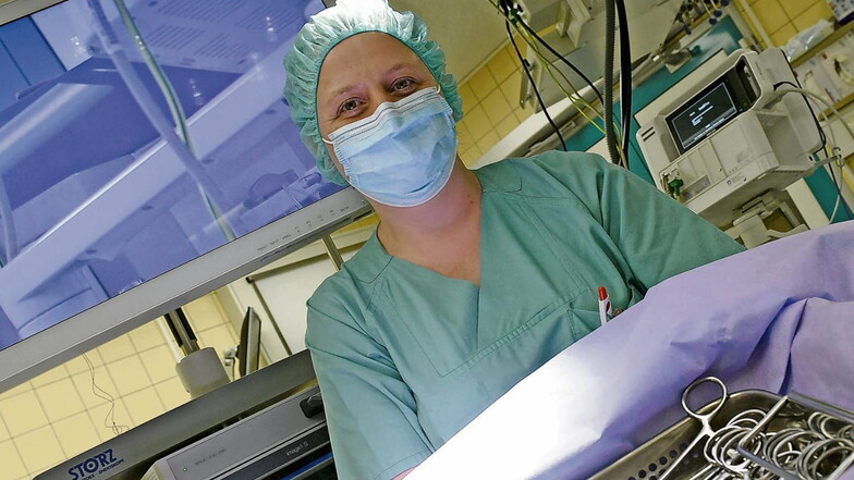 Anja Rößler aus Bad Muskau hat am Krankenhaus Weißwasser gelernt und ihren Wunsch-Arbeitsplatz: den OP-Saal. Hier ist sie als Leitende OP- und Anästhesieschwester für Patienten, OP-Schwestern und -pfleger und einen reibungslosen Ablauf der Eingriffe veran