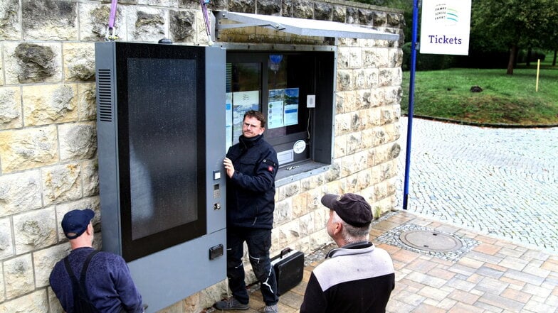 Hier laufen die Hochwasservorkehrungen der Sächsischen Dampfschifffahrt. Der Ticketautomat an der Elbe wird abgebaut.