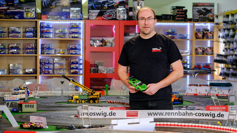 Martin Baumann feiert die offizielle Eröffnung seines Carrera-Shops mit Event-Modellrennbahn in Coswig.