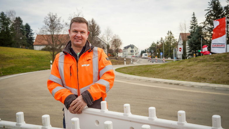 Ralf Wachowiak vom Lasuv steht im neuen Kreisverkehr an der B 98 in Rammenau. Er ist Bauleiter und Projektverantwortlicher für die Baustelle.