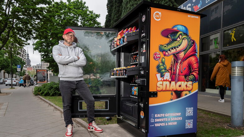 Phil Michalski hat in der Annenstraße 10 in Dresden einen Snack-Automaten aufgestellt.