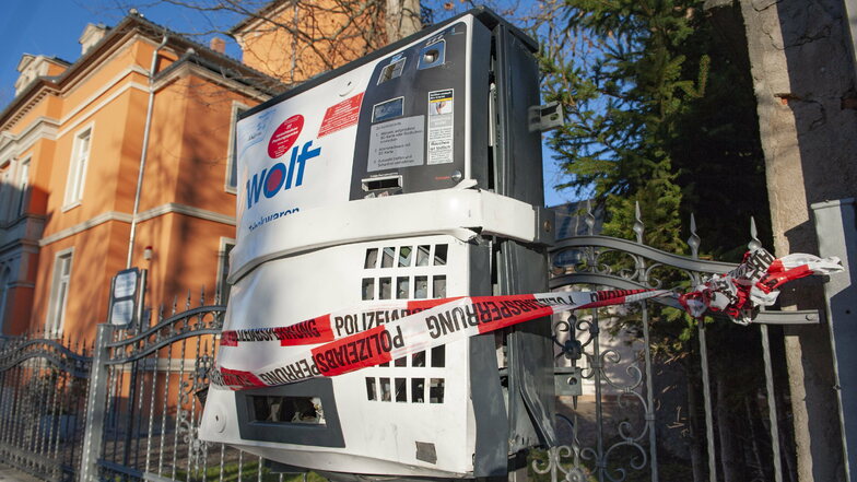 Dieser Zigarettenautomat wurde in der Nacht zum ersten Januar 2020 gesprengt. Dem Angeklagten wurde vorgeworfen, für die Zerstörung auf der Bahnhofstraße in Großenhain verantwortlich zu sein.