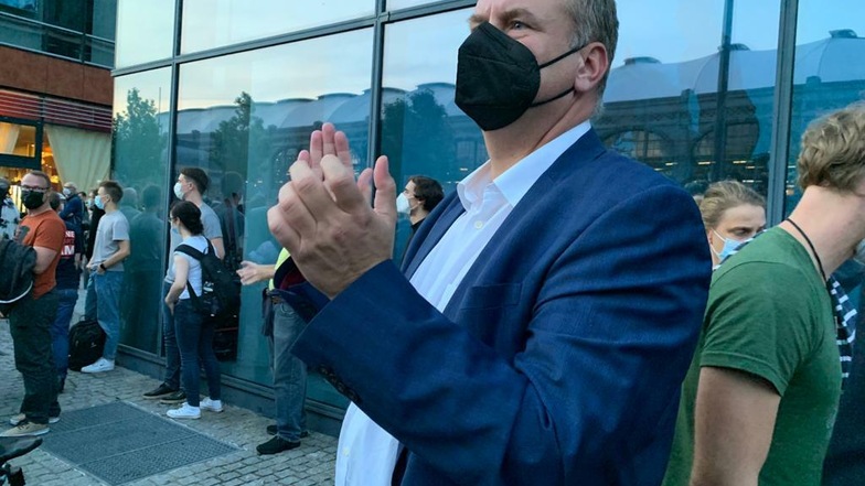 OB Dirk Hilbert klatscht als Protest gegen Höckes Auftritt.