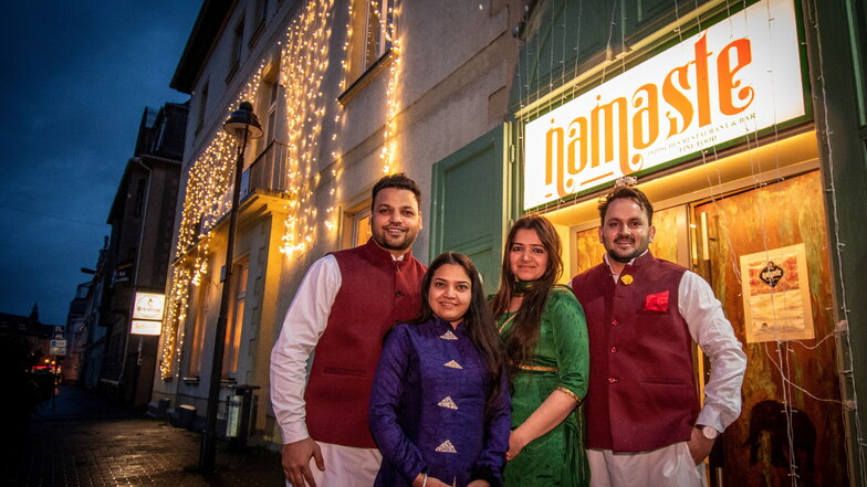 Vinod Kumar von (links), Divrya Sharma, Shilpa Saini und Goldy Sharma bedienen die Gäste beim Lichterfest Diwali in traditioneller indischer Kleidung.