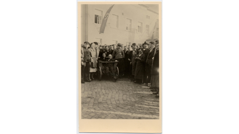 Die Unternehmerin Gertrud Joachimsthal und ihr Bruder Hugo Rosenthal werden am 10. November 1938 in Wilthen gedemütigt. Ein Fotodokument zeigt sie in einem Leiterwagen sitzend unter der Hakenkreuzfahne vor dem Gasthaus „Goldener Engel“.