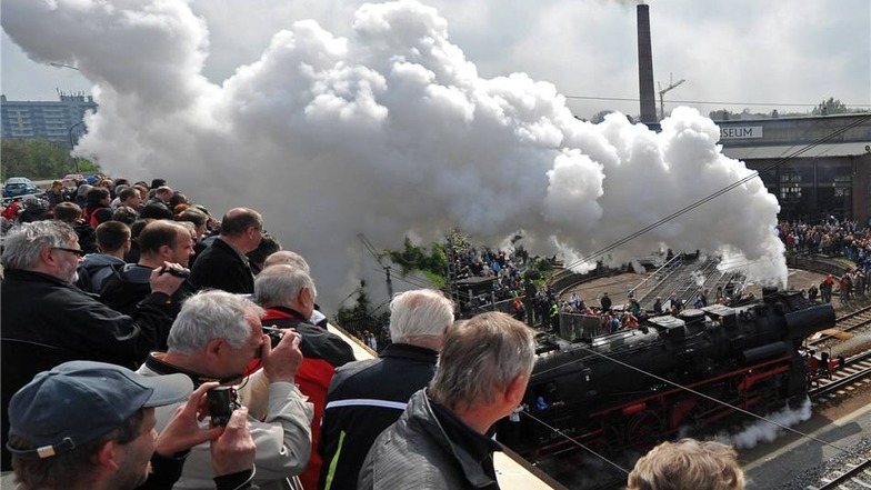 Rauch, Dampf und zahlreiche Zuschauer bestimmten am Sonnabend das 6. Dresdner Dampfloktreffen auf dem Gelände des Eisenbahnmuseums.
