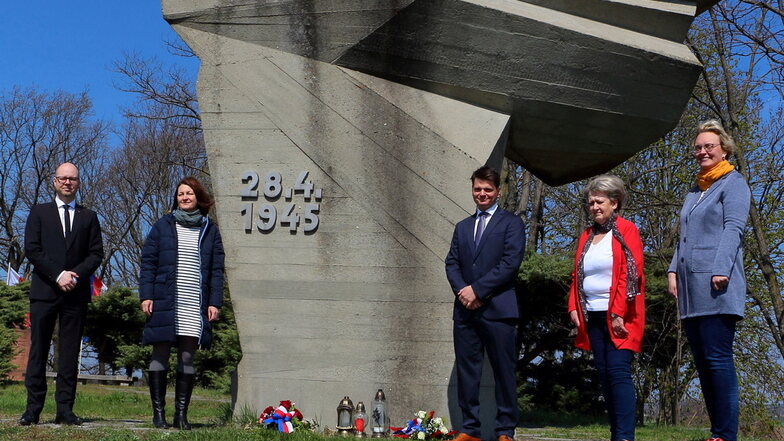 Dawid Statnik, Diana Schäfer, Marko Kliman, Zala Ziesch und Katharina Jurk (v. l.) nahmen an der Ehrung am Denkmal in Crostwitz teil