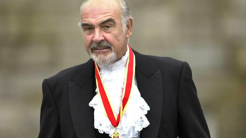 Im Jahr 2000 wurde Connery von Königin Elizabeth II. in den Adelsstand erhoben und durfte sich seither Sir Sean nennen.