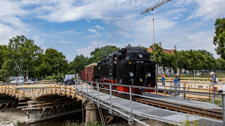 Erster Zug auf Zittaus neuer Mandaubrücke