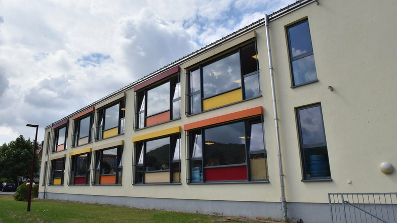 Farbenfroh mit großen Fenstern: Der Hort der "Geschwister Scholl"-Grundschule ist ein freundlicher Ort.