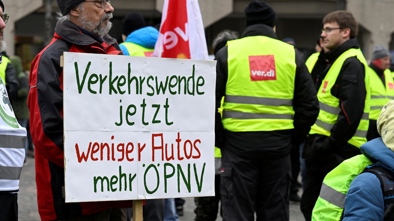 Dresdner Beschäftigte im Nahverkehr und Fridays for Future streiken gemeinsam
