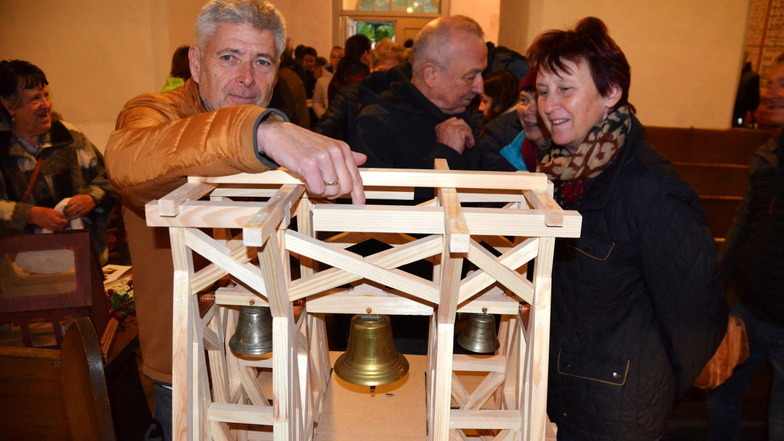 Hans-Jürgen Scheibe (links) hat das Modell des Glockenstuhls in der evangelischen Kirche von Reichenbach gebaut.
