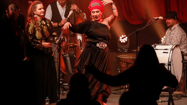Die Band Dikanda aus Szczecin (Stettin) ist weltweit bekannt und preisgekrönt. Inspiriert von ethnischer Musik aus Israel, Kurdistan, Weißrussland und Indien, vor allem aber getragen vom Sound des Balkans und der Roma, verwandeln Dikanda traditionellen Folk zum zeitgenössischen Partyevent.